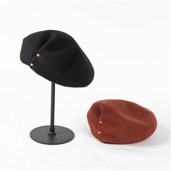 قبعة بألوان مختلفة ، تظهر مزاج مختلف